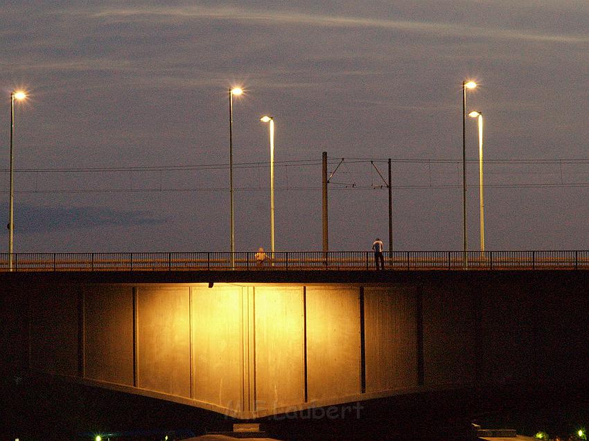 Lebensmueder mit Pistole Koeln Deutzer Bruecke P55.JPG